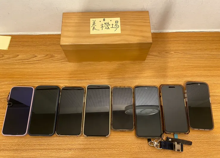 來參加課程需要將手機放入“養機場”,不能滑手機