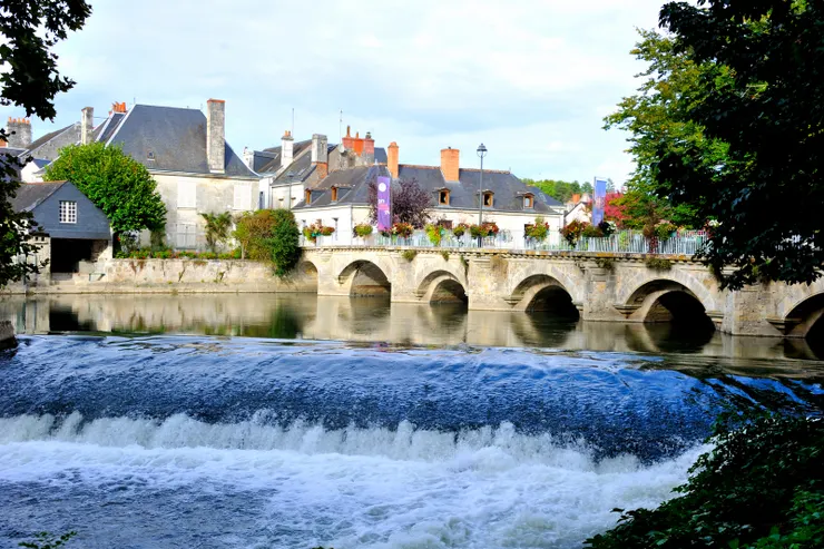 【安德爾河上的美麗石橋流連照相！在阿澤萊里多。】