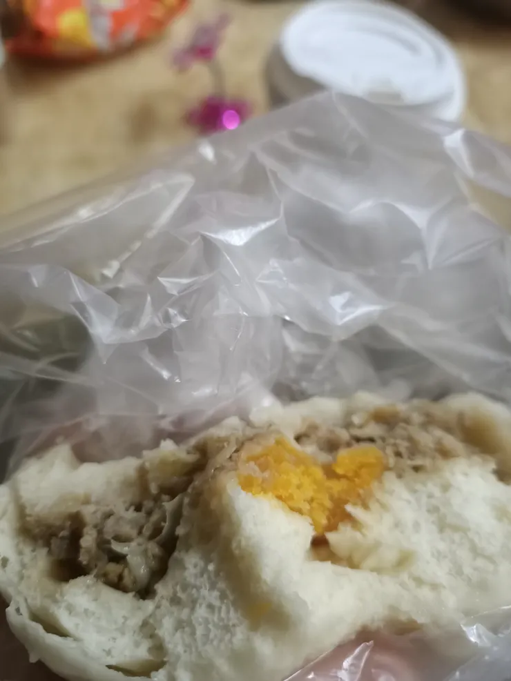 早餐是包子，有鹹蛋黃