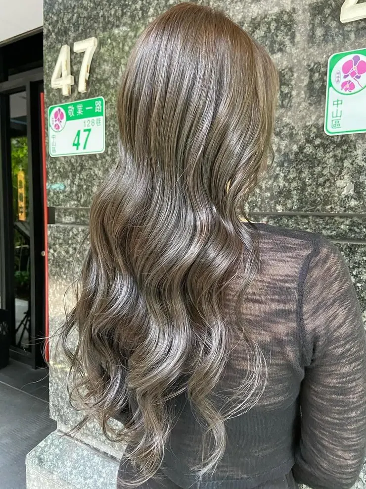 灰綠感帶出整個髮色的氛圍