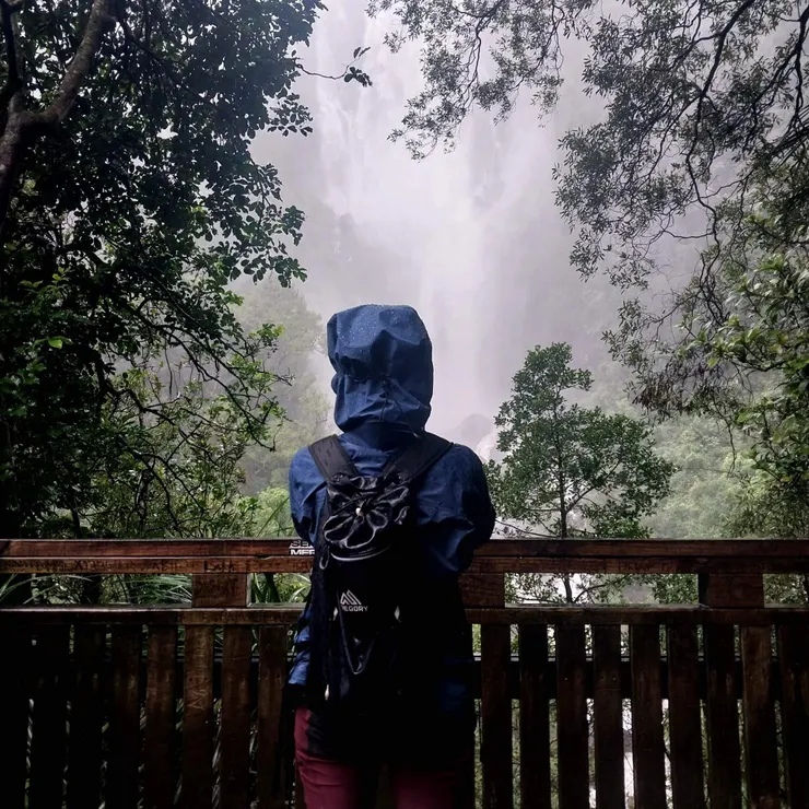 水流大到不行的瀑布本人