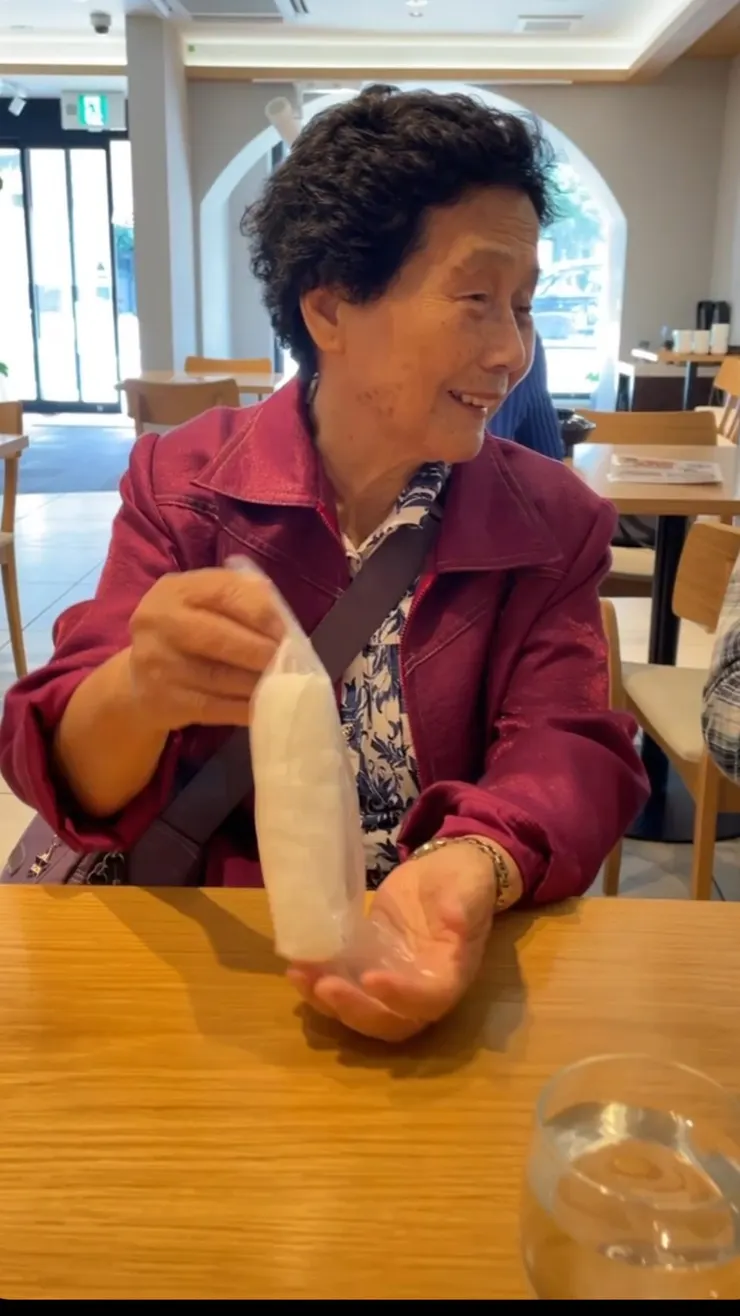 終於可以吃好料，雀躍的阿嬤(笑