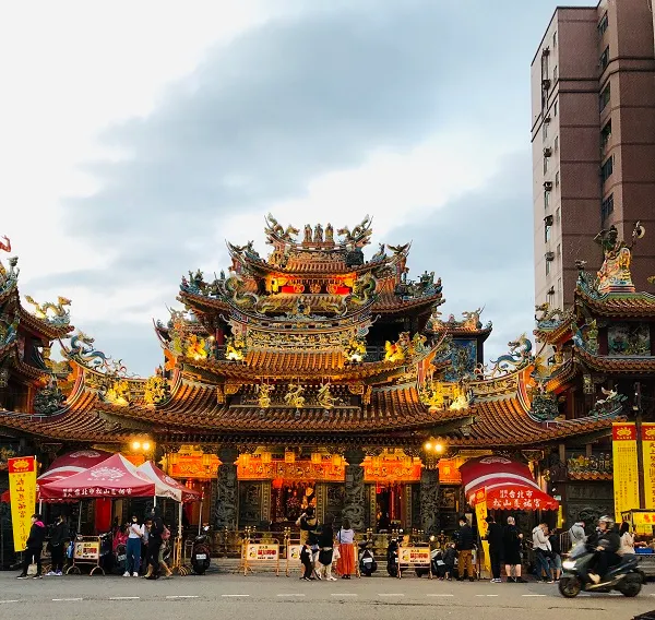 《松山慈祐宮》原名"錫口媽祖宮",又稱"松山媽祖廟"。 建於清乾隆十八年,為當時錫口居民之精神寄託。