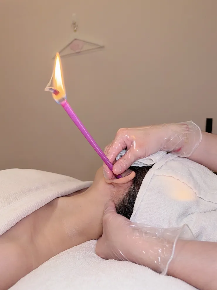 溫熱的草本香氣搭配燃燒聲，讓頭部和耳朵周圍感到深度放鬆。