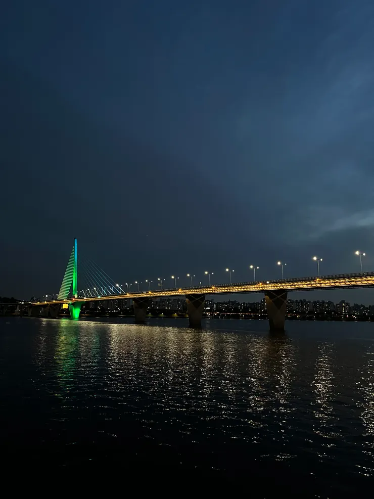 完全入夜的漢江