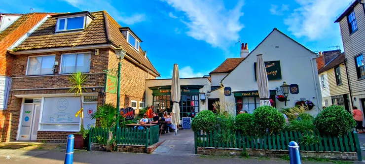 【8/29午後與老妻高街逛得差不多了，到路邊的雪莉桶(Bottle of Sherry體驗一下英式小酒館，點了杯拉格啤酒。】