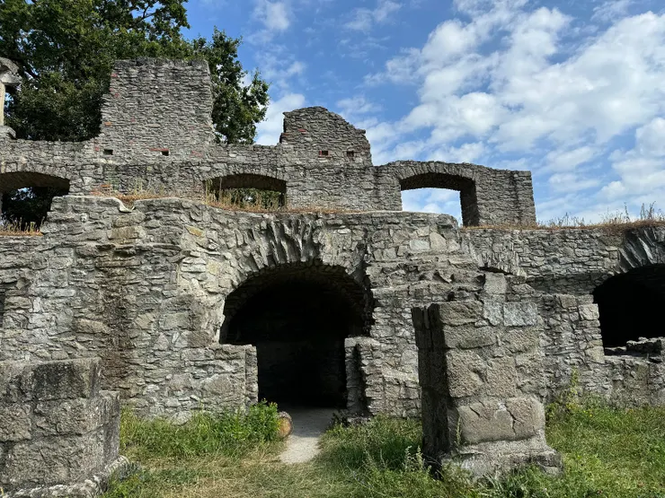 城堡內部有很多感覺可以探險的地方，德國探險城堡廢墟