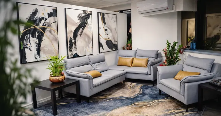 兆鉅富商務中心高質感會客空間與沙發區，適合商務會議與創業交流使用的台北辦公環境