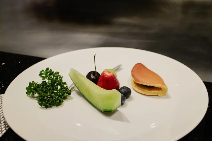 銅鑼燒水果拼盤。(攝影/卓芳妤)