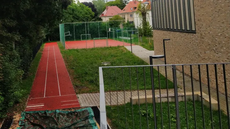 未開放的小學的操場與籃球場。可能德國空氣好，大家都在路上慢跑