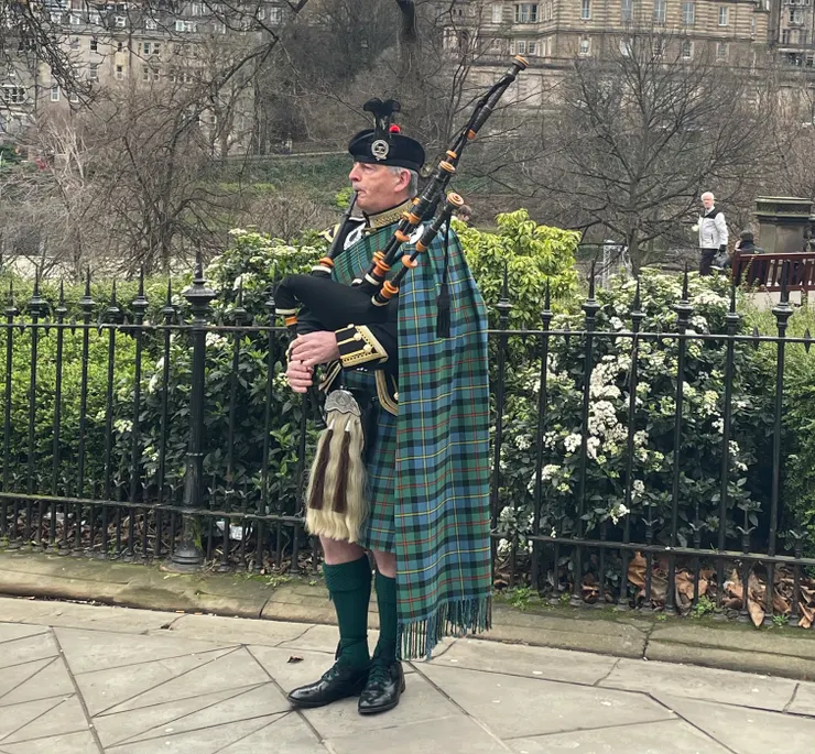 Edinburgh Waverley 車站外的街頭演藝者。