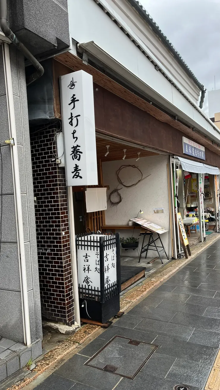 畢竟蕎麥狀況不同，手打更能從中微調細節，創造出更高級的美味。