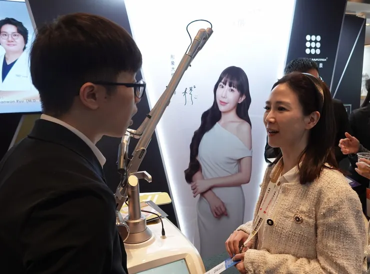 圖說：黃郁琳皮膚科診所院長與膠原科技分享醫學美容技術經驗。（圖/ 膠原科技）