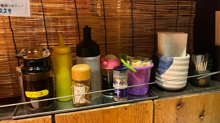 有炸雞醬、檸檬、七味粉、美乃滋。