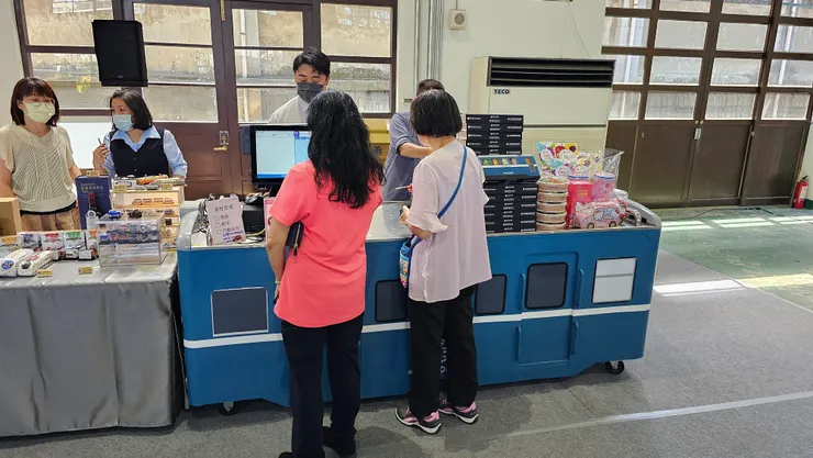 賣便當的地方也是藍皮柴油客車!好可愛!