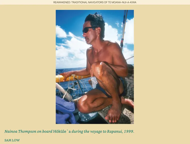 「Nainoa Thompson 在 Hōkūleʻa 上航行前往復活節島，1999 年。」 Image credit ©《Reawakened：Traditional navigators of Te Moana-nui-a-kiwa》- Chapter 2