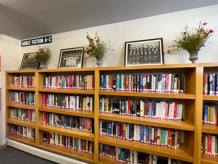 書架上有一排照片,我想是這間圖書館的歷史記憶吧~