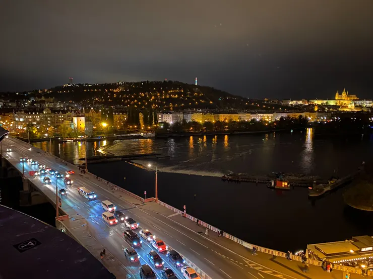 夜晚的伏爾塔瓦河拍著 Jiraskuv most 橋,在橋的後方是佩特任山(Petrin Hill)。