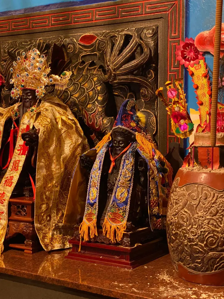 歡子園福德宮。立放在神像身後的百年古物「輪番牌」