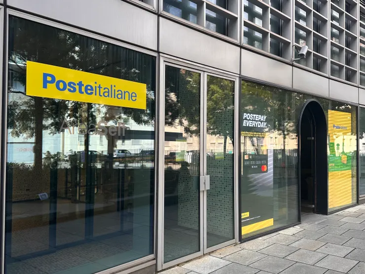 Poste Italiane（黃底藍字的招牌）