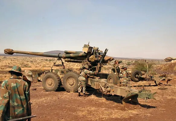 G5率先採用45倍徑砲管，發射傳統彈藥時有30公里射程，發射彈底排氣彈時射程可提升到40公里。由於射程超越了古巴和安哥拉所有砲兵武器，G-5可以很安全的進行單方面打擊；但在米格23出現導致制空權喪失後，為了躲避敵方空軍獵殺，南非的G-5被限制盡量不在白天開火。