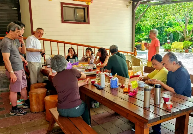 【早餐後繼續泡咖啡、茶，聊天。】