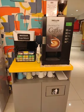 免費喝到飽的茶水和咖啡