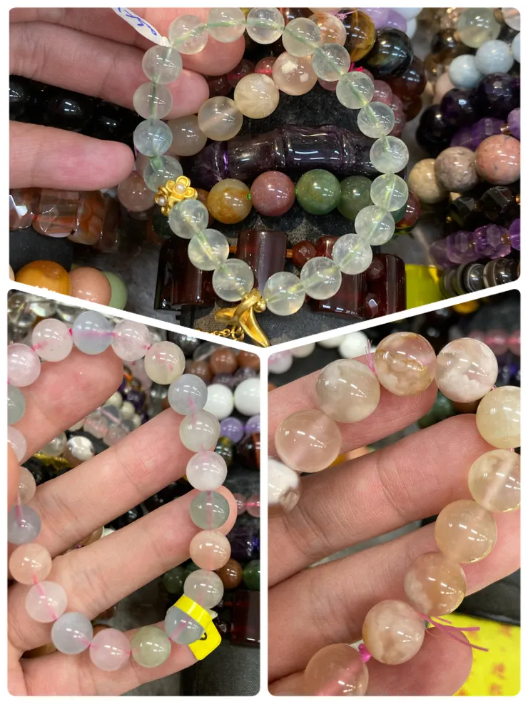 老闆娘很親切地介紹各種水晶玉石手環