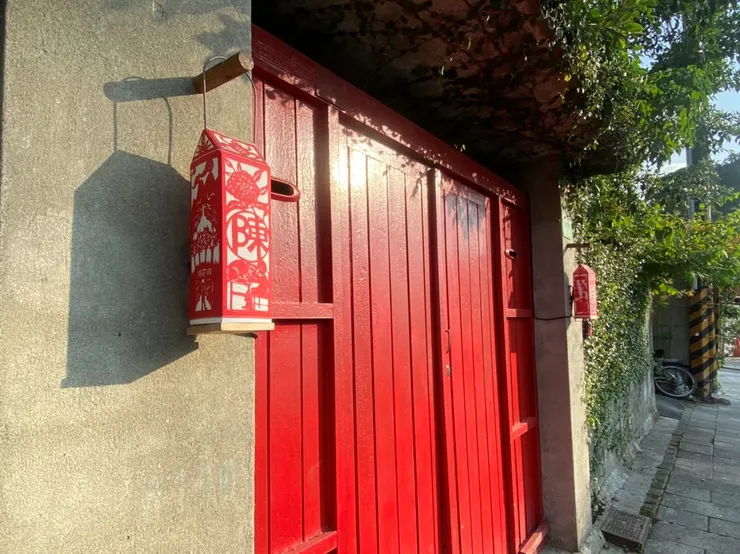 剪紙藝術家陳治旭引導學員共同完成「聚落故事燈」和「家徽燈」。家徽燈利用牛奶紙盒完成，吊掛在家戶門口