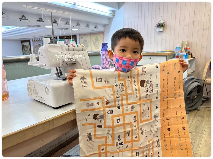 橘色迷宮布〔2023夏令營〕左後方是拷克機。