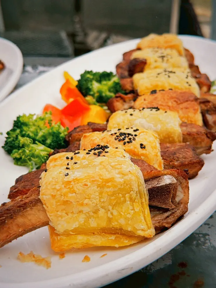 超有創意的台灣米糕與金黃酥皮肋排，展現了總鋪師的設計巧思。