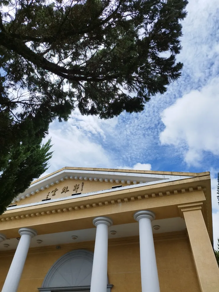 耶穌堂採羅馬柱格局  河童拍攝/2023年