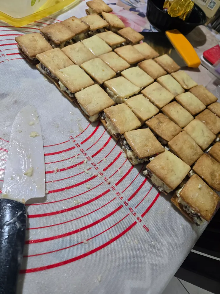 一排排的萊姆葡萄奶油夾心餅乾