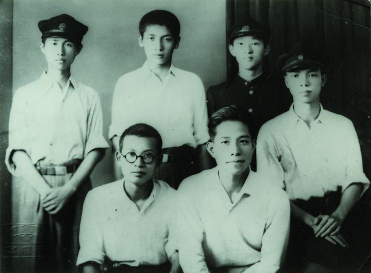 江文也和臺灣學生合影。一九四三年臺灣學生於東京拜訪江文也，郭芝苑為後排左起第一人，前排左起黃耀煥、江文也。／圖像提供：劉美蓮，《江文也傳──音樂與戰爭的迴旋》