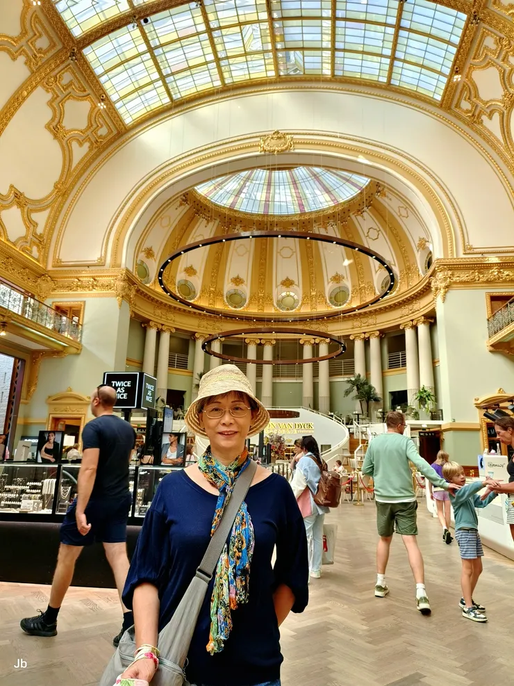 【進Stadsfeestzaal購物中心觀光一下】