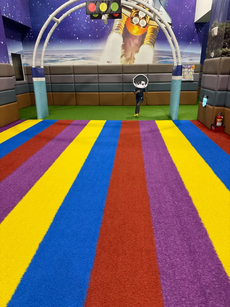 鳳凰酒店最有名的景點，應該就是這個彩虹大賽道，小朋友可以盡情奔跑，也可以在上面嚕小車車