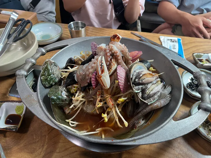 活生生的海鮮鍋，章魚腳還會在鍋裡鑽