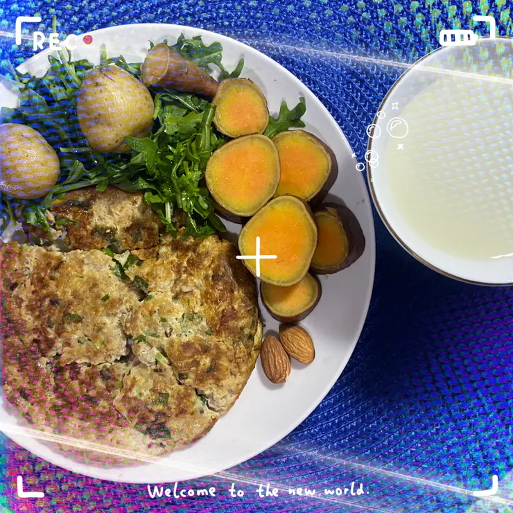 絞肉煎蛋，地瓜馬鈴薯、芝麻葉沙拉、豆漿