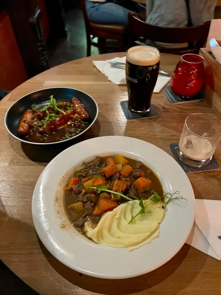 前景為愛爾蘭燉肉搭配馬鈴薯泥,是傳統愛爾蘭餐廳常見的選擇。 (Joy 攝於餐廳 : The Voyager)