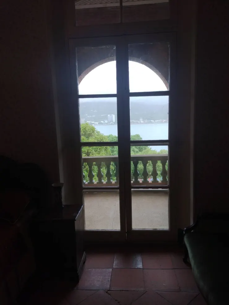 雖窗外的陰暗，我們也慢慢灰黑