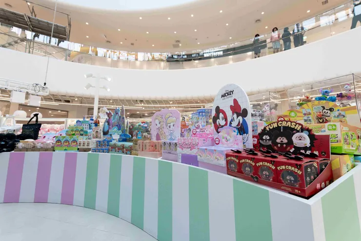 圖說：MINISO精心設計店裝布置，為消費者打造更完整的沉浸式消費場景，讓人氣角色們成為零距離的日常陪伴。（資料來源：MINISO）