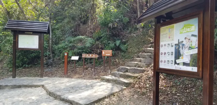 走了一個半小時才到底，有些石樓梯太高不好走