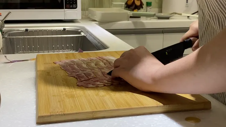 將培根切成1mm小丁備用