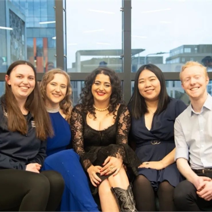 這是我新的同事（缺一）。