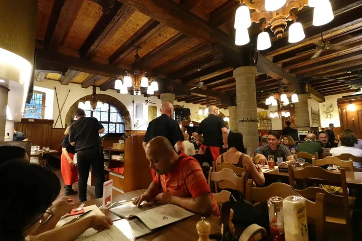 Zeughauskeller軍火庫餐廳吃晚餐