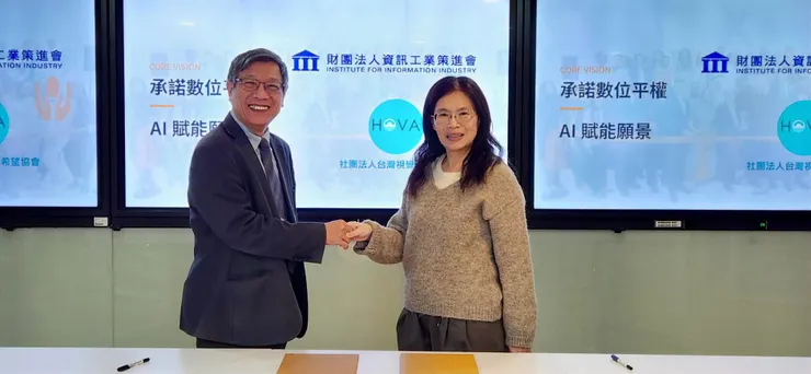 簽約儀式完成,張育誠所長與趙蕙珍理事長握手展開正式合作