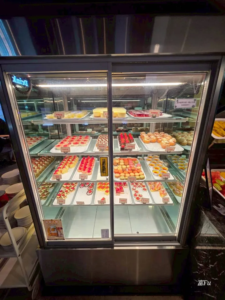 遠遠得看,大多都是草莓相關的甜點XD。