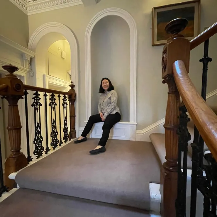 在樓梯間留影，顯示出會館多大！