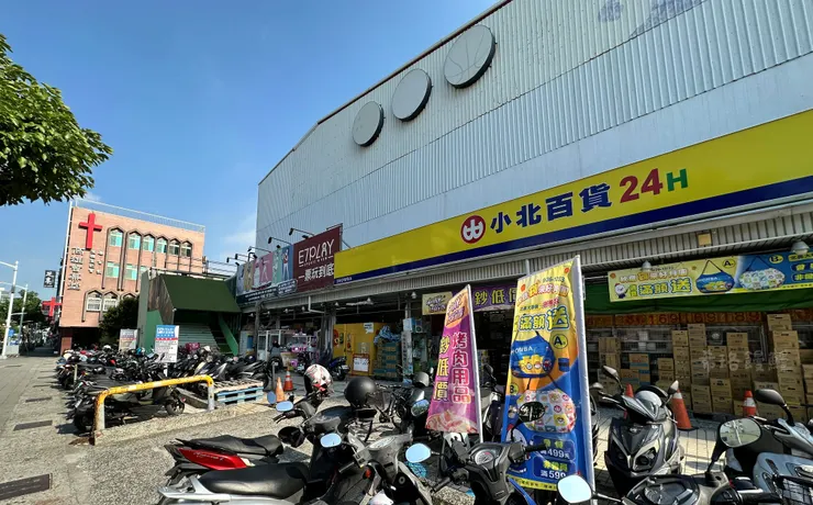 小北百貨旁邊的樓梯直上二樓就是E7play的入口，挺有神祕感的XD