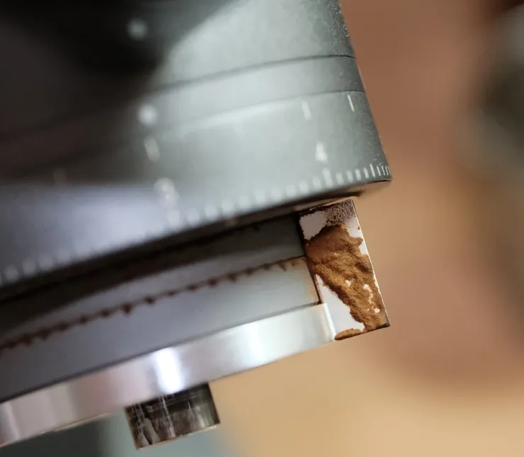 主要殘粉位於刀盤座兩側的掃粉塊